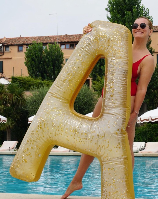 Imagini rare cu Andreea Esca în costum de baie. Prezentatoarea a împlinit 51 de ani