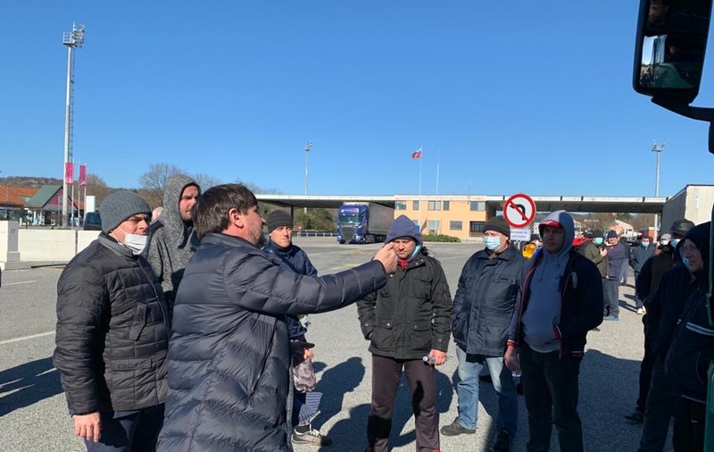 Peste 300 de șoferi de tir români au fost blocați la granița Italiei cu Slovenia timp de 48 de ore. Situația s-a rezolvat, dar mai sunt transportatori izolați