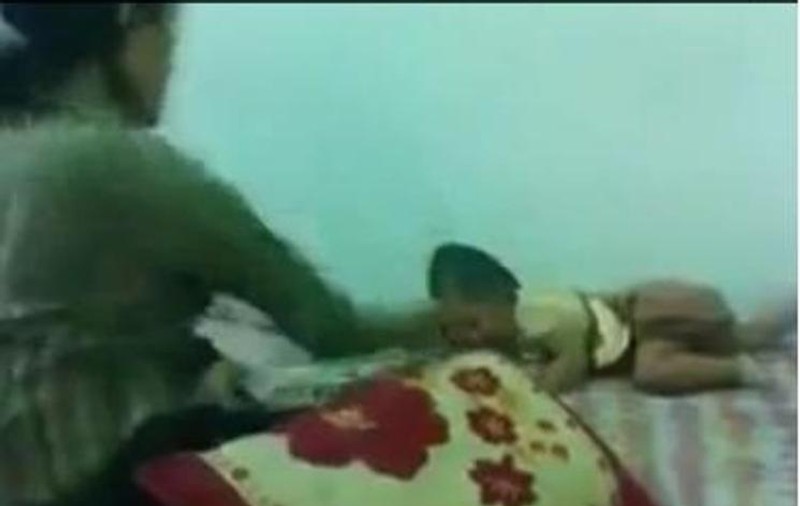 Ea e MAMA-MONSTRU! Scene de o CRUZIME fără margini cu o femeie care își bate cu SADISM fetița de doar zece luni | VIDEO