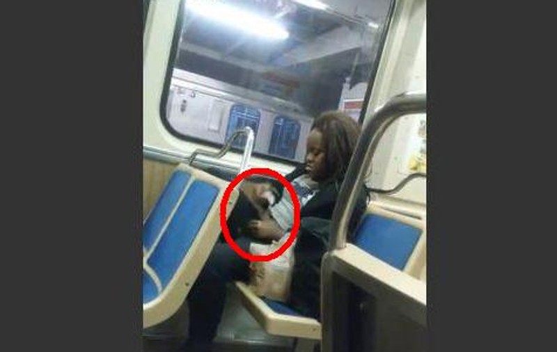 Ce face o femeie cu mâna în chiloţi, în metrou, te lasă perplex | VIDEO INTERZIS MINORILOR