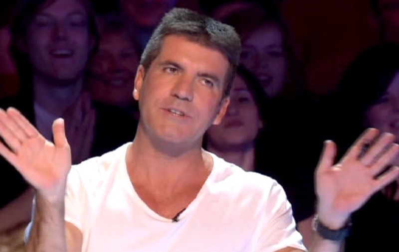 Vârsta îşi spune cuvântul? Simon Cowell a dat mii de lire unor stripteuze pentru...a vorbi cu ele