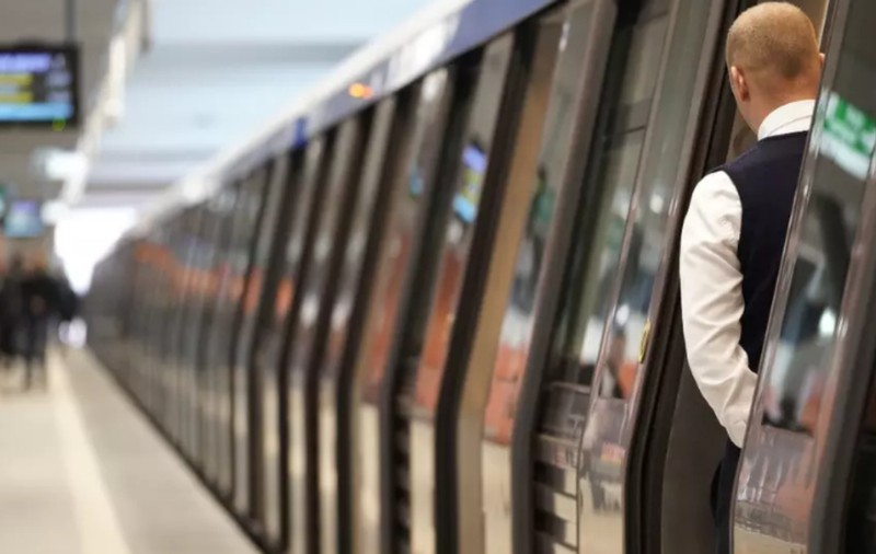 Un tânăr de 22 de ani a murit după ce a fost prins sub o garnitură de metrou la staţia Piaţa Unirii 2