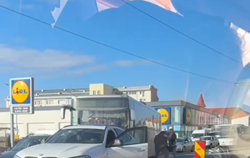 Doi șoferi au blocat traficul cu mașinile și s-au luat la bătaie pe o stradă din Timișoara I VIDEO