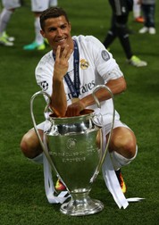 epa05334919 Real's Cristiano Ronaldo poses with the trophy after winning the UEFA Champions League Final between Real Madrid and Atletico Madrid at the Giuseppe Meazza stadium in Milan, Italy, 28 May 2016. EPA/OLIVER WEIKEN
