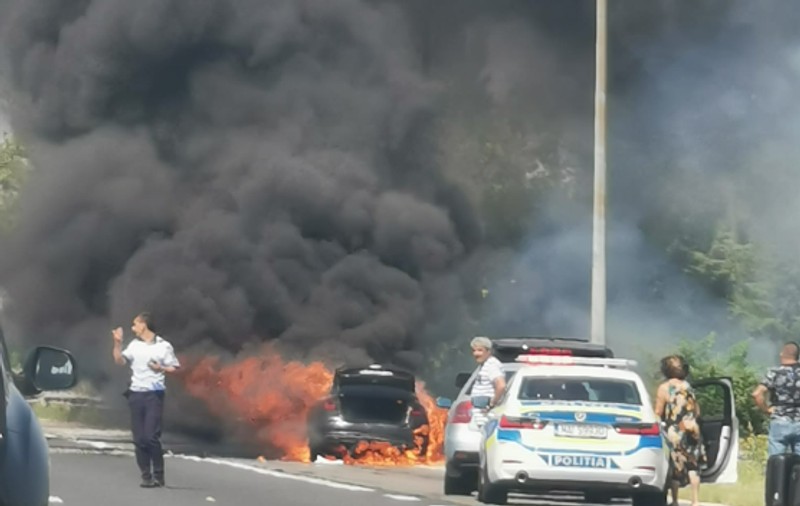 O mașină a luat foc în mers pe Autostrada Soarelui, pe sensul spre București. Dimineață, alte două accidente