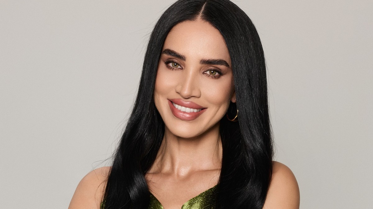 Adelina Pestritu, prezentatoarea reality show-ului Burlacii Foc in Paradis