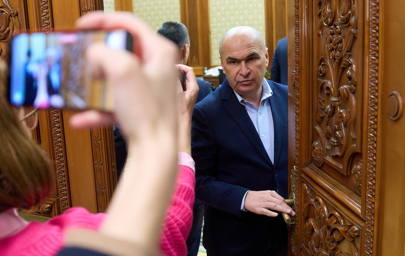 Ilie Bolojan i-a tăiat microfonul unui senator USR care cerea chemarea lui Klaus Iohannis în Parlament pentru anularea alegerilor