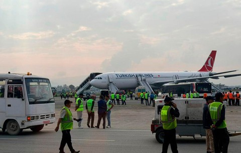 Un avion Turkish Airlines a luat foc în timpul aterizării. 277 de pasageri au fost evacuați pe toboganul de urgență