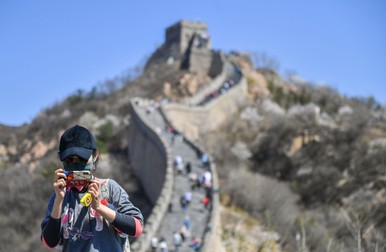 Marele Zid chinezesc se poate vizita din nou. Pe 12 aprilie, destulă lume vizita acest obiectiv
