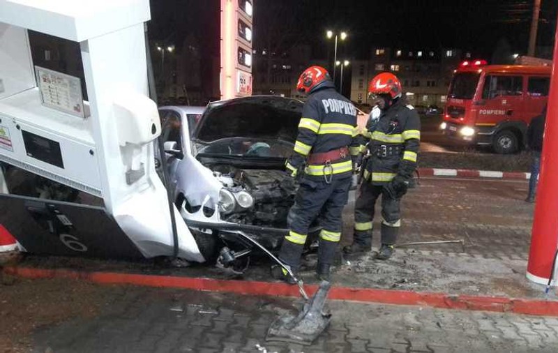 O mașină a intrat într-o pompă de carburant din Tecuci. Rezervorul automobilului s-a fisurat și sunt scurgeri de combustibil