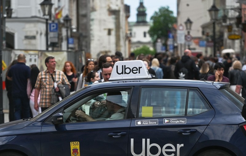 Secretele murdare ale expansiunii Uber, dezvăluite de The Guardian, care a intrat în posesia unor documente confidențiale. Apare și numele lui Macron