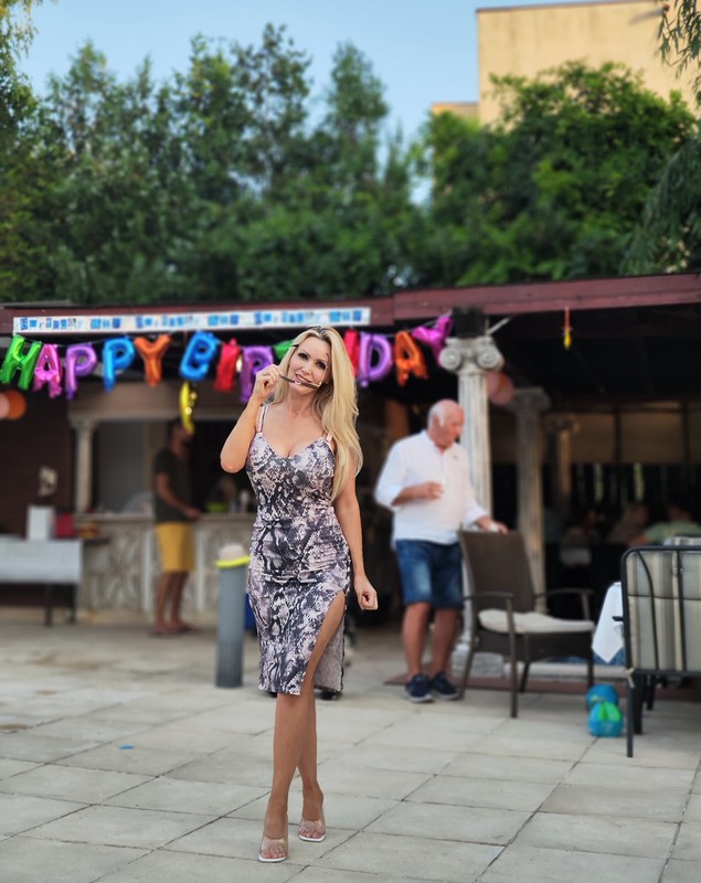 Cum arată soția lui Silviu Prigoană la 43 de ani. Mihaela, care e terapeut, s-a afișat într-o rochie sexy
