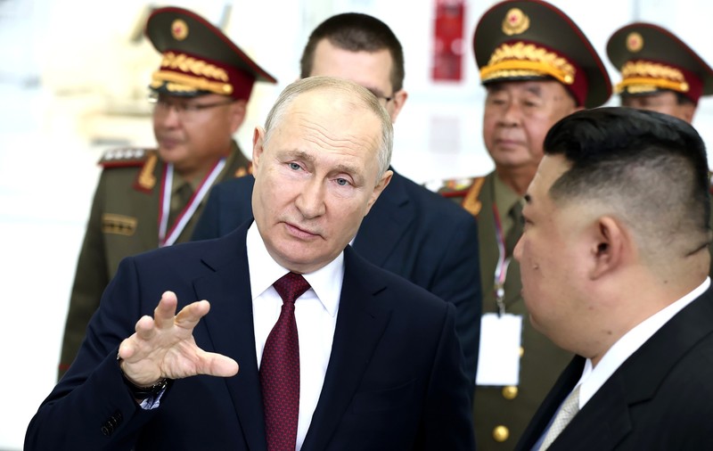 Putin vede „perspective" de cooperare militară cu Coreea de Nord, în timp ce Kim Jong Un prezice victoria Rusiei „în lupta sacră" împotriva Occidentului
