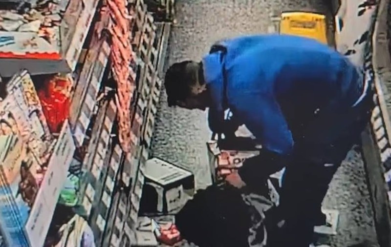 Englezii pun lacăte la ciocolată de frica bandelor de români care fură „la comandă”. Cum golesc hoții rafturile de dulciuri din Marea Britanie și trimit marfa în țară cu dubele