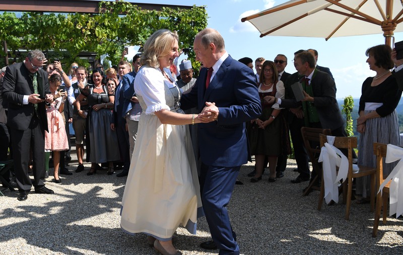 Fosta şefă a diplomaţiei austriece, care a dansat cu Putin la nunta ei, a demisionat din conducerea companiei ruse Rosneft