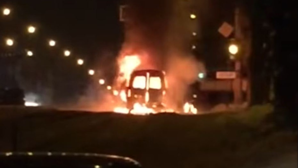 Microbuz a explodat lângă blocul din Rusia. Microbuz în flăcări, după ce a explodat, în Rusia
