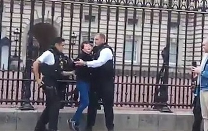VIDEO | O femeie s-a urcat pe poarta Palatului Buckingham. A fost arestată aproape imediat