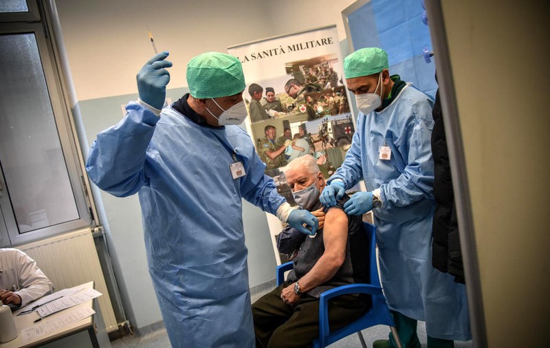 Sute de cadre sanitare din Italia au fost suspendate din funcție pentru că nu s-au vaccinat anti-COVID-19
