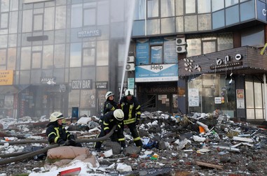 Pompierii sting un incendiu izbucnit în blocul de locuințe din Kiev lovit de o rachetă. FOTO: EPA