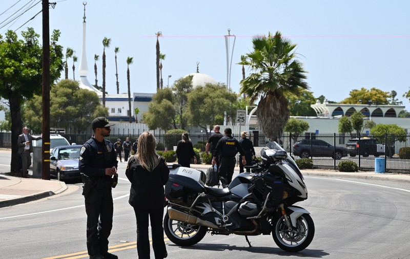 5 morți într-un atac armat la cea mai mare moschee din San Diego. Atacatorii, doi adolescenți, și-au luat viața în mașină