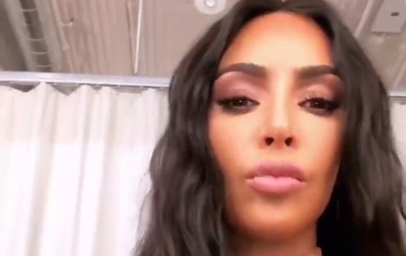 VIDEO | Kim Kardashian și-a oripilat fanii după ce și-a făcut un piercing dermal în gât