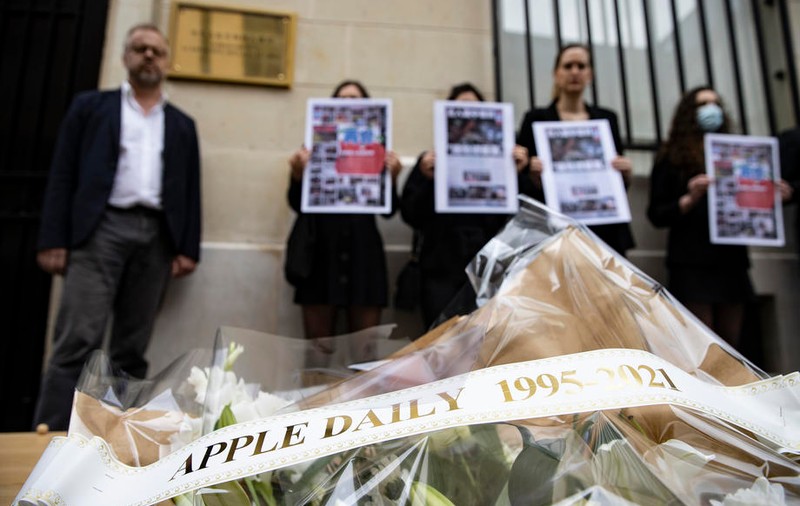 Redactorul-șef al publicației pro-democrație Apple Daily a fost arestat pe aeroportul din Hong Kong
