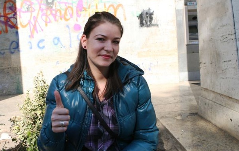 Ruxandra Ştefănescu, studentă la ASE: "Lucrez ca barmaniţă şi fac şi 1.000 de euro pe lună!"