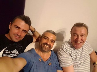 Aurelian Temișan după ce s-a operat. Gabriel Cotabiță și Cornel Ilie, alături de artist
