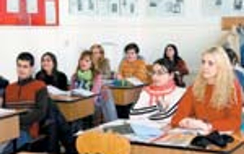 Elevii peste 18 ani vor primi din nou alocatia de stat