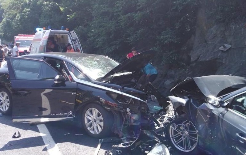 Un mort și cinci răniți într-un accident grav pe Valea Oltului. Circulația s-a reluat