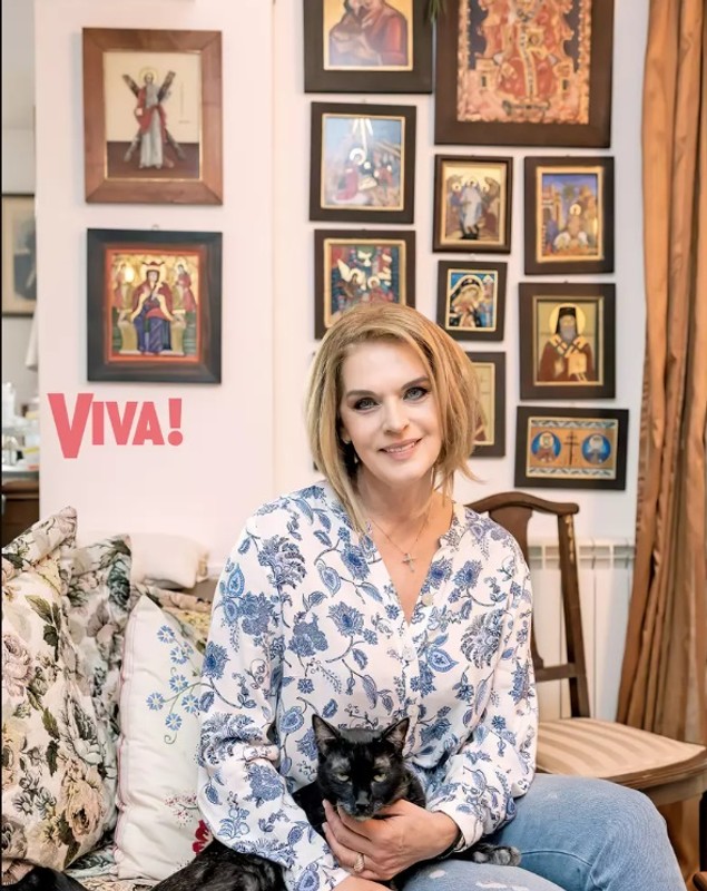 Imagini din apartamentul în care locuiește Manuela Hărăbor cu Andrei, fiul ei de 33 de ani. Pereții sufrageriei sunt acoperiți de icoane