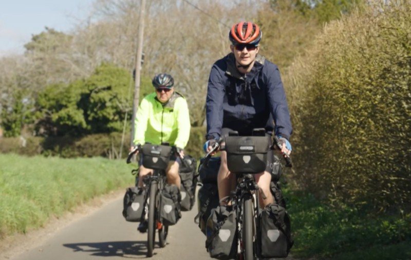 Un tată și fiul său încearcă să înconjoare lumea pe bicicletă și să doboare recorduri mondiale: „Am pornit în această călătorie cu trei obiective” | VIDEO