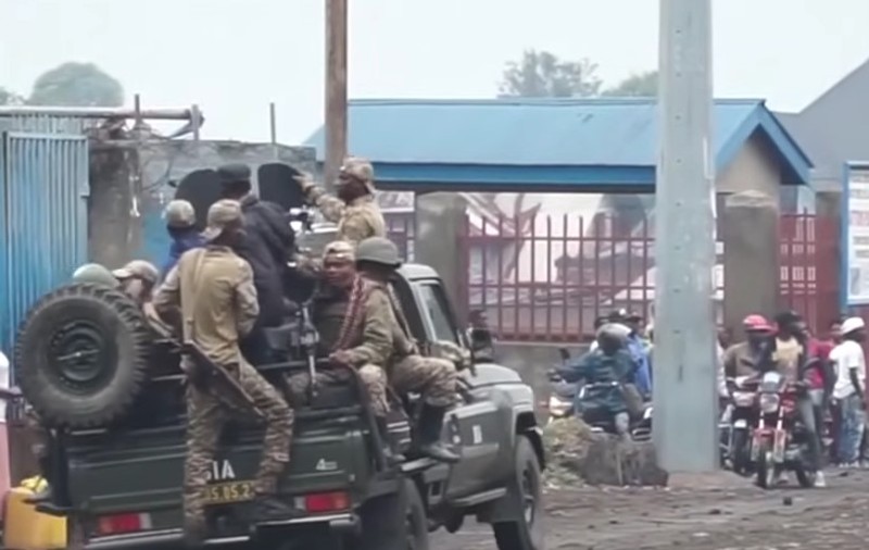 Rebelii din RD Congo au intrat într-un oraș unde luptă mercenari români: zeci de cadavre zac pe străzi, sute de mii de oameni fug, iar ambasade sunt atacate de protestatari