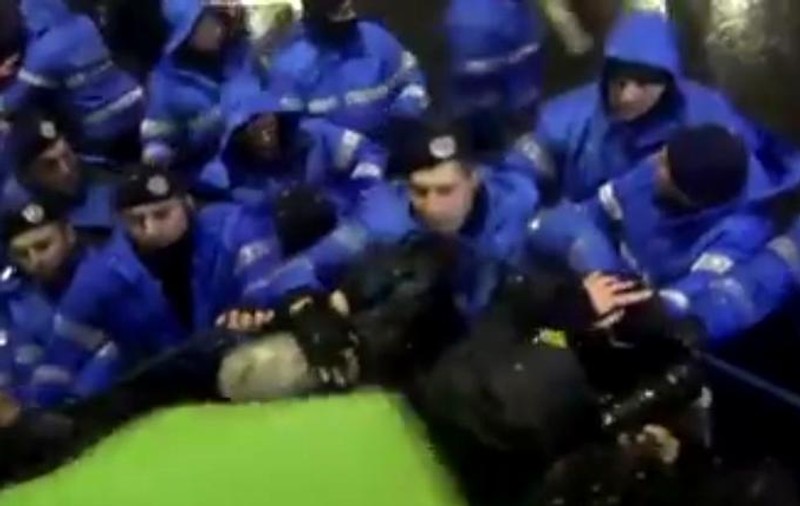 Dosar penal în cazul jandarmului care ar fi lovit protestatari. Procurorii militari s-au sesizat din oficiu
