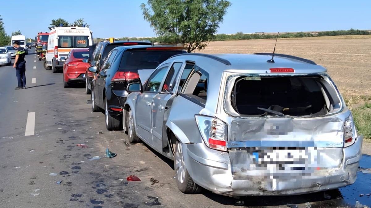 Imagine cu mașinile implicate în accidentul de pe DN6, județul Giurgiu