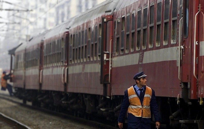 A sărit dintr-un tren aflat din mers