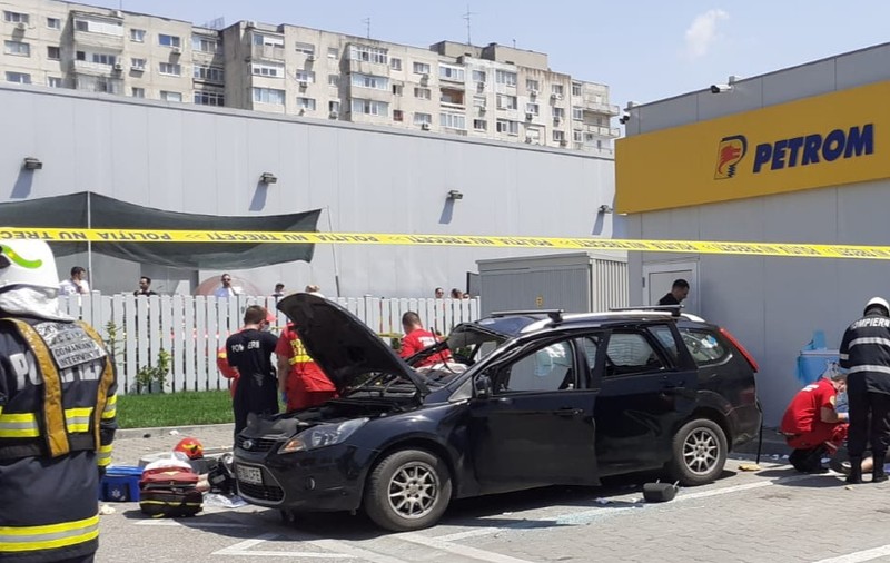 Un tânăr a murit și un altul e grav rănit, după ce o mașină a explodat în apropiere de o benzinărie din București