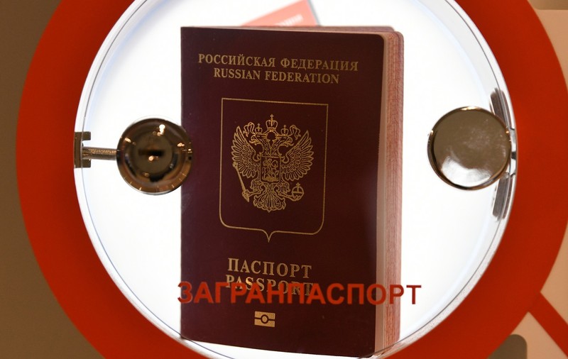 Oficialii ruși se confruntă cu o interdicție aproape totală de a ieși din țară, cerându-li-se să-și predea pașapoartele