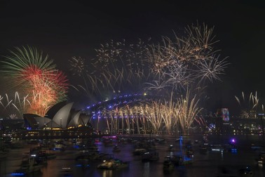 epa07255266 Fireworks explode over the harbour and the Sydney Harbour Bridge landmark during New Year's celebrations in Sydney, Australia, 01 January 2019. EPA-EFE/BRENDAN ESPOSITO AUSTRALIA AND NEW ZEALAND OUT