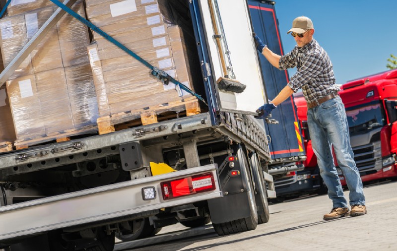 Șoferii de camion care transportă mărfuri nu au obligația de a le descărca sau încărca