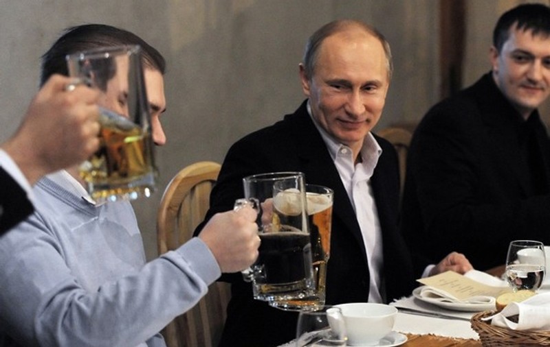 Ce nu face Putin pentru voturi? S-a lăsat pozat la o bere cu prietenii | FOTO