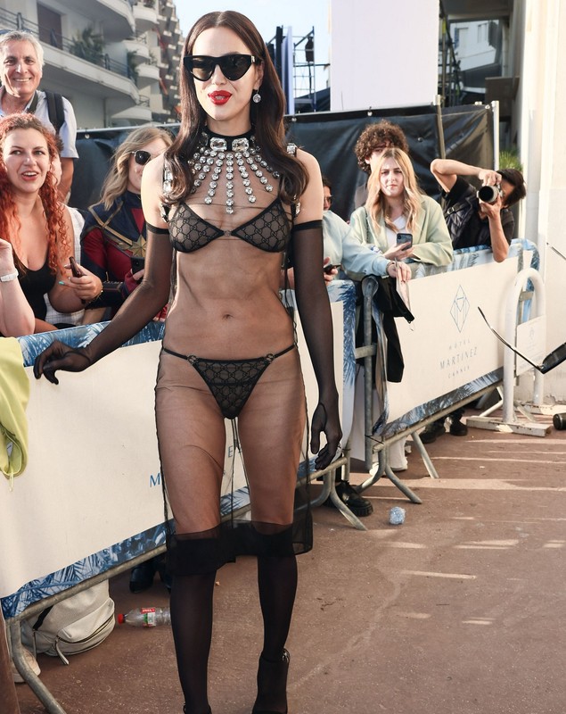 Irina Shayk, mult prea dezbrăcată la Cannes 2023. A apărut în lenjerie intimă și cu o rochie transparentă