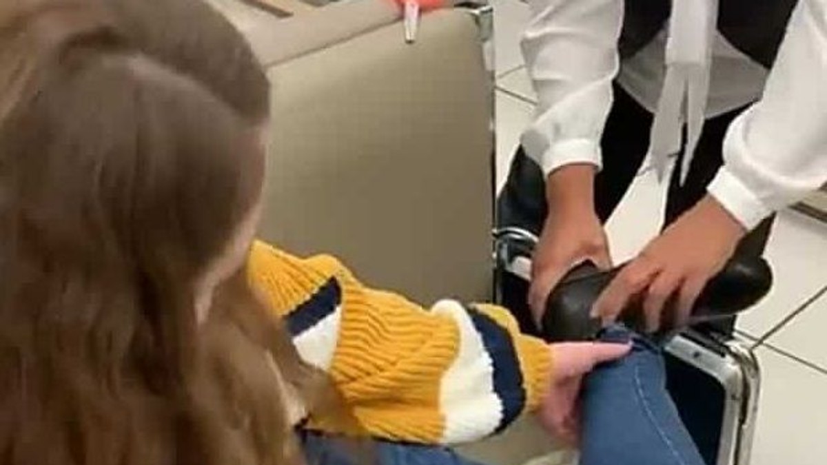 Momentul jenant prin care a trecut o tânără într-un magazin de încălțăminte