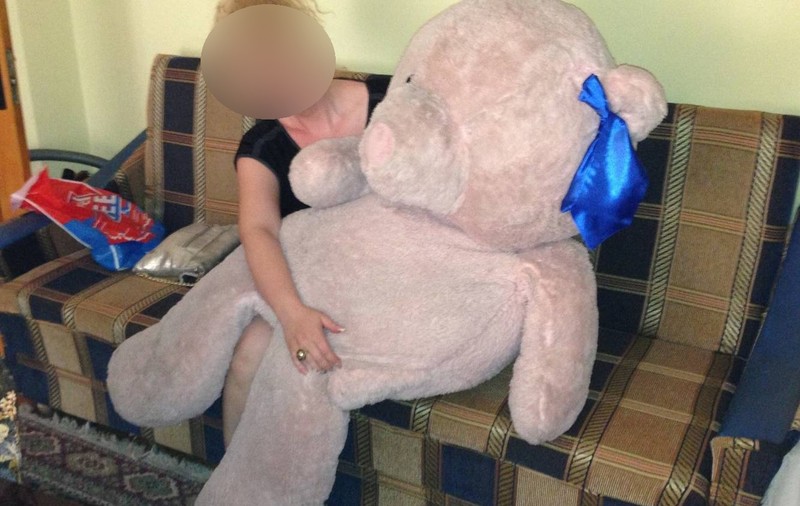 Are JUCĂRIE NOUĂ. "Când eu pe el, când el pe mine!" Uite ce vedetă are parte de ATINGERI DE PLUŞ