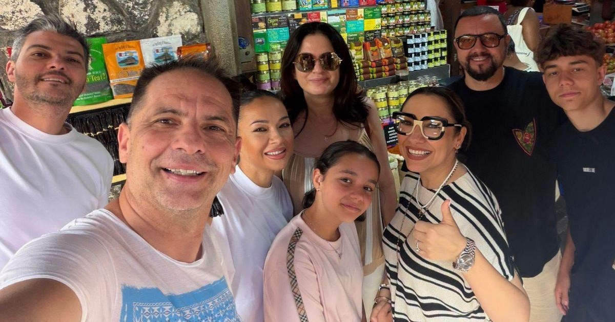 Dan Negru și soția lui, Codruța Negru, în vacanță din Mauritius alături de Andra Măruță, Cătălin Măruță, Eva Măruță, David Măruță, Răzvan Pascu, Andra Pascu, Vlăduța Lupău și Adi Rus