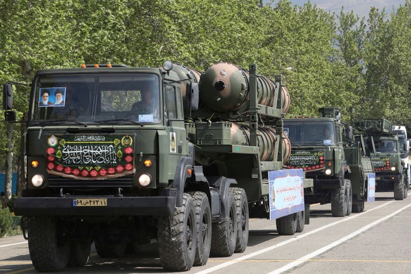 Un camion militar iranian poartă rachete în timpul unei parade militare la Teheran. Foto: Hepta