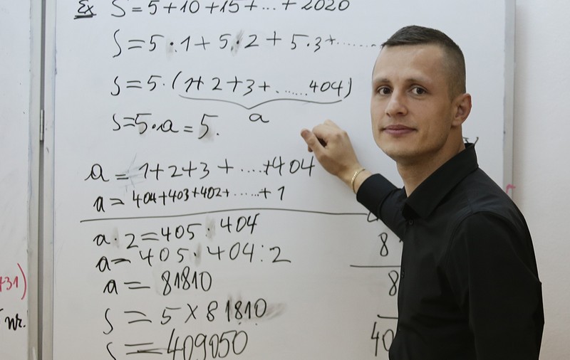 Mărturia „profului de mate” care nu lasă pe nimeni în urmă. „Dacă un elev are tricou de 200 de lei și altul de 25, nu trebuie să te comporți diferit”