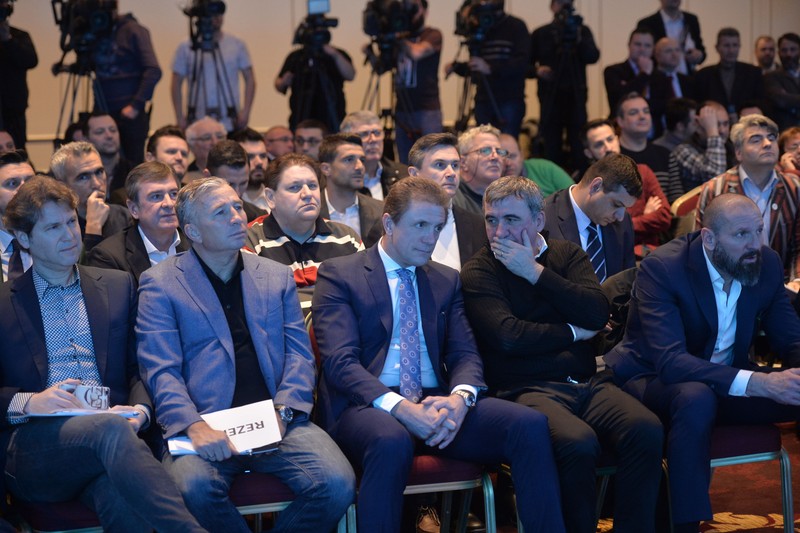 De la stanga la dreapta: Florin Raducioiu, Dan Petrescu, Gica Popescu, Gheorghe Hagi si Bogdan Stelea participa la o conferinta de presa sustinuta de Ionut Lupescu (nu este in imagine) care isi lanseaza oficial candidatura la presedintia Federatiei Romane de Fotbal (FRF), luni, 26 februarie 2018, in Bucuresti. ALEXANDRU DOBRE / MEDIAFAX FOTO