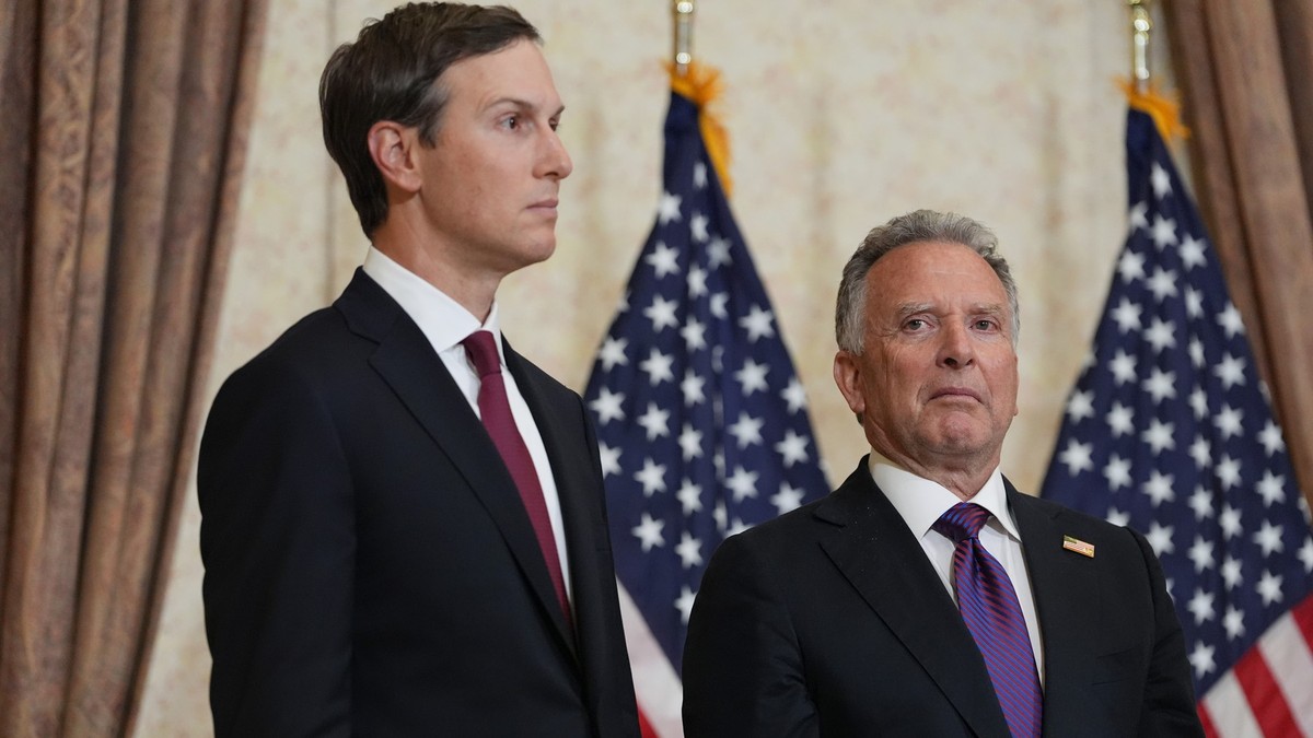 Emisarii lui Trump: Jared Kushner (stânga) și Steve Witkoff (dreapta) Foto Profimedia