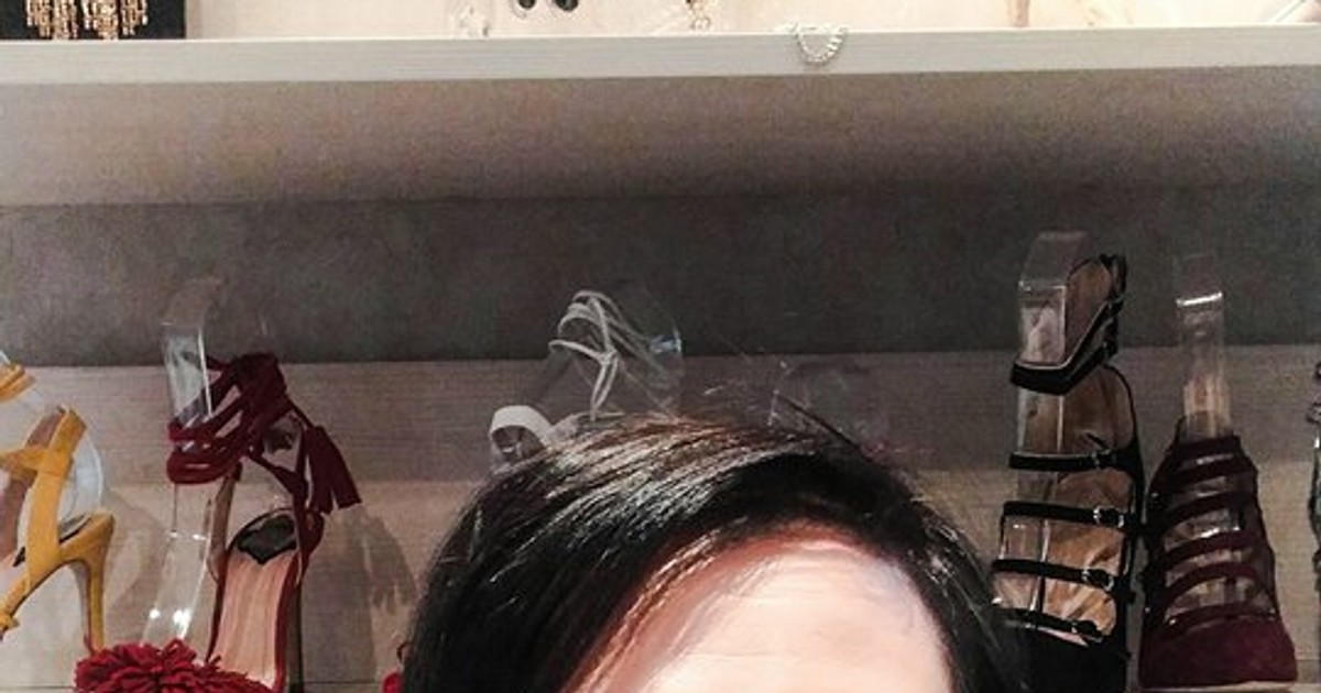 Oana Roman, brunetă, își face un selfie într-o încăpere